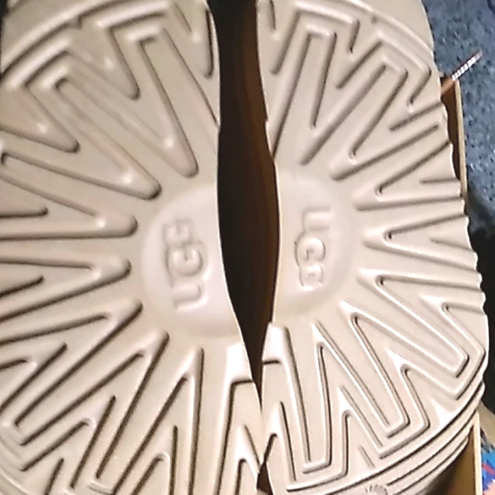 JUNIOR UGG